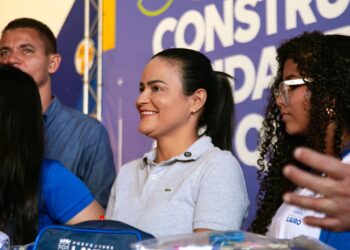 Débora Regis anuncia reajuste salarial de 5,4% para professores municipais