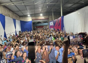 Elinaldo Araújo participa de reunião com liderança política Léo Oliveira e reúne mais de mil pessoas