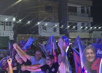 COMÍCIO EM SANTO AMARO: Flaviano sobe o tom contra Jerônimo, fala sobre violência e recebe Elinaldo no palanque