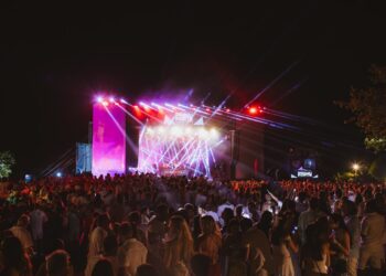 Com programação de festival, Réveillon Praia do Forte se consolida como um dos roteiros mais cobiçados para a virada de 2027;