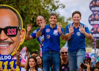 Elinaldo reúne multidão em Camaçari e transforma agenda de ACM Neto em grande ato da oposição