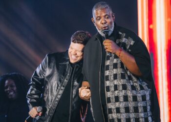 Ferrugem e Péricles celebram o samba e o pagode em noite de encontros e grandes sucessos em Lauro de Freitas.