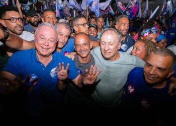 Ao lado de ACM Neto, Elinaldo reúne apoiadores em Lauro de Freitas e Mata de São João